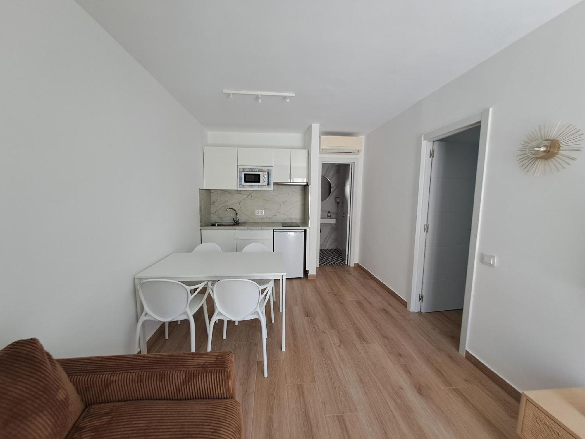 Homeforguest Con Terraza Y Piscina En Appartamento *